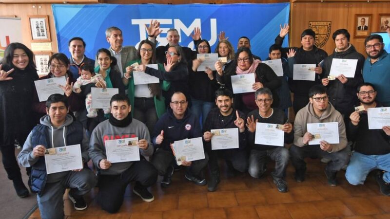 Varias personas mostrando sus diplomas al aprobar curso de conducción para sordos