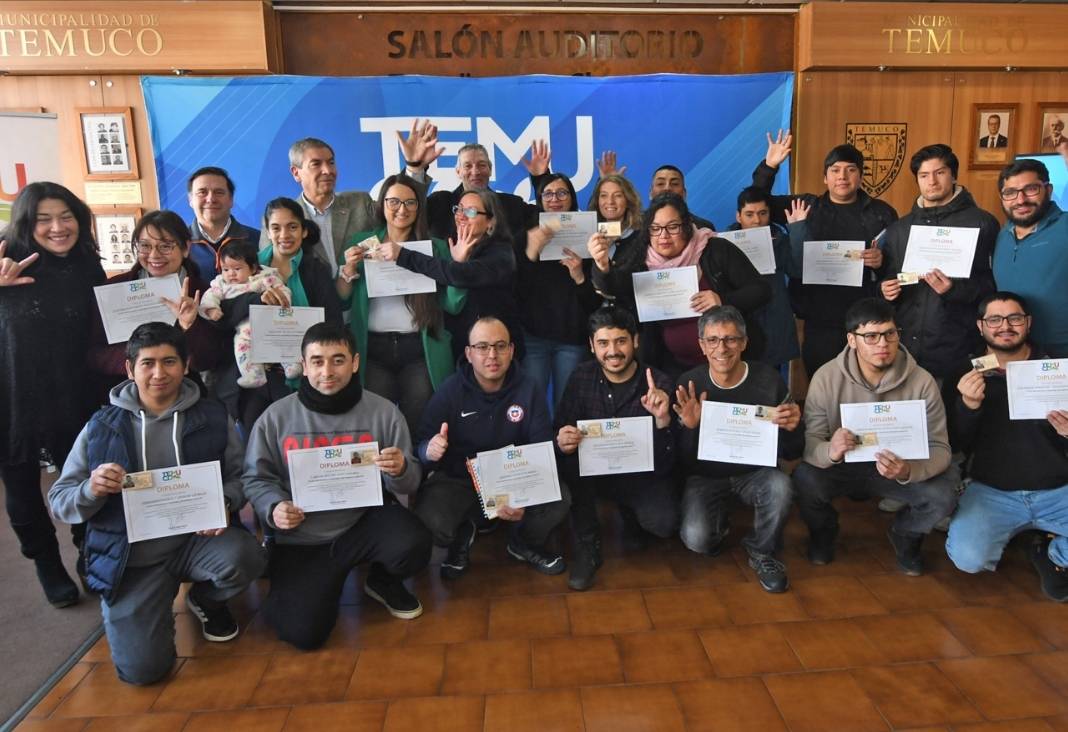 Varias personas mostrando sus diplomas al aprobar curso de conducción para sordos