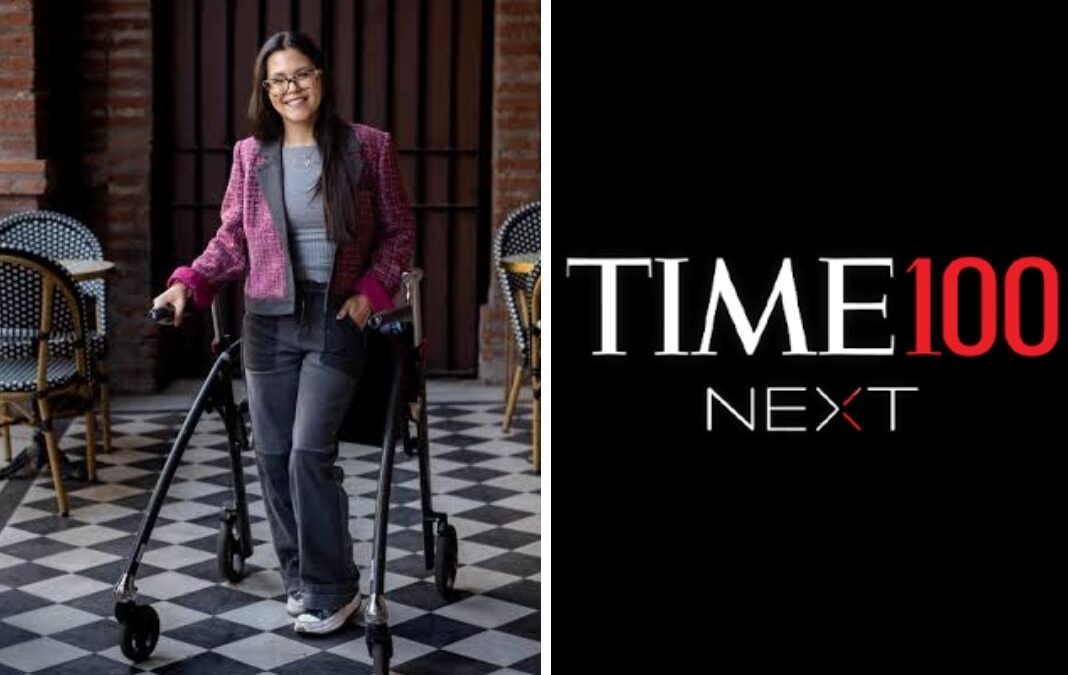 Joven con discapacidad mirando a la cámara y logo de Time next 100