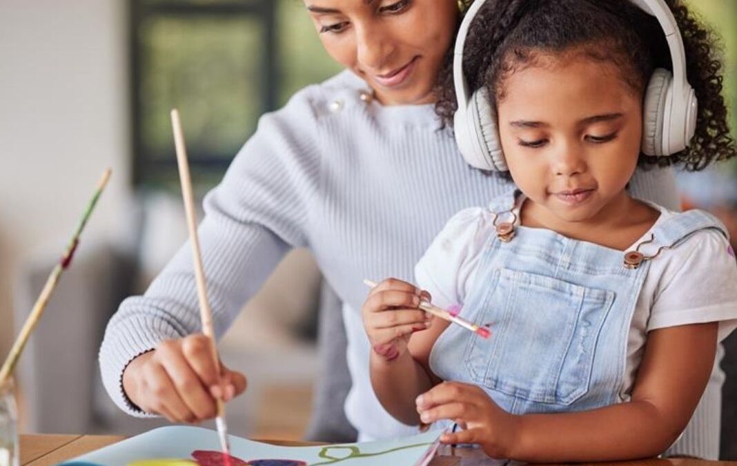 Mujer y niña pintando