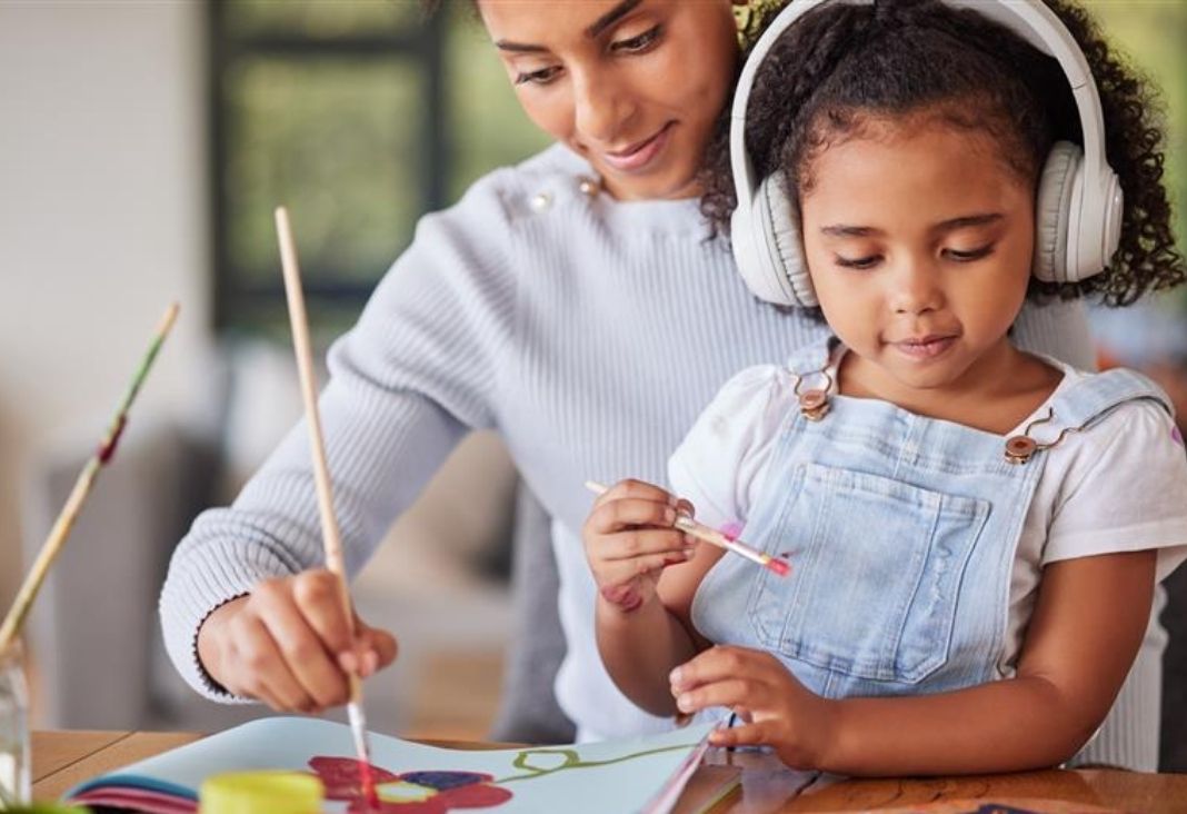 Mujer y niña pintando