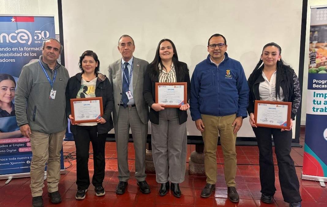 Tres mujeres con diplomas y tres hombres, todos mirando a la cámara