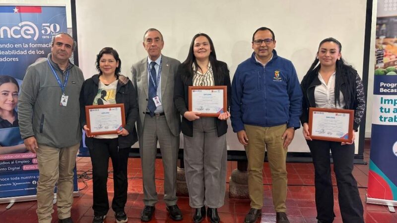 Tres mujeres con diplomas y tres hombres, todos mirando a la cámara