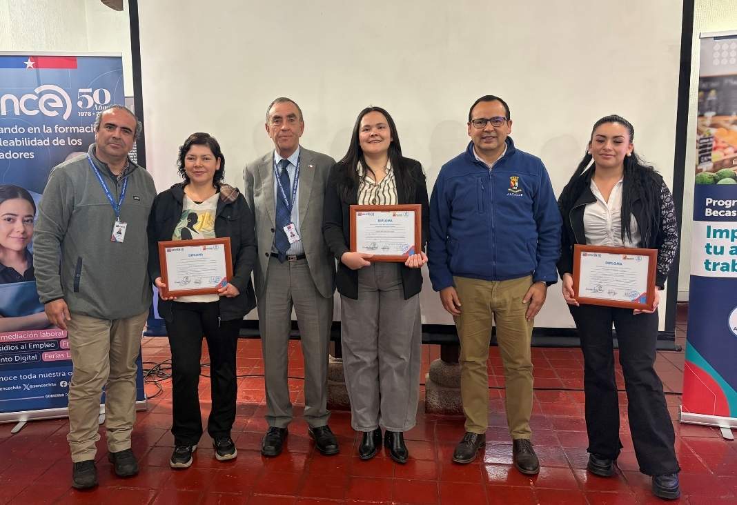 Tres mujeres con diplomas y tres hombres, todos mirando a la cámara
