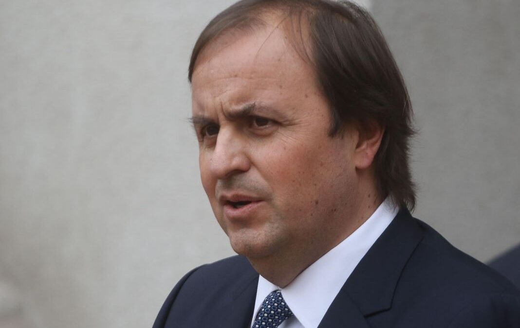 Ministro de deporte Francisco Riveros enojado