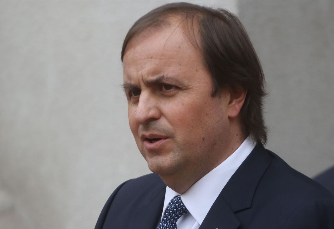 Ministro de deporte Francisco Riveros enojado