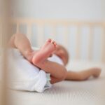 bebé en una cuna