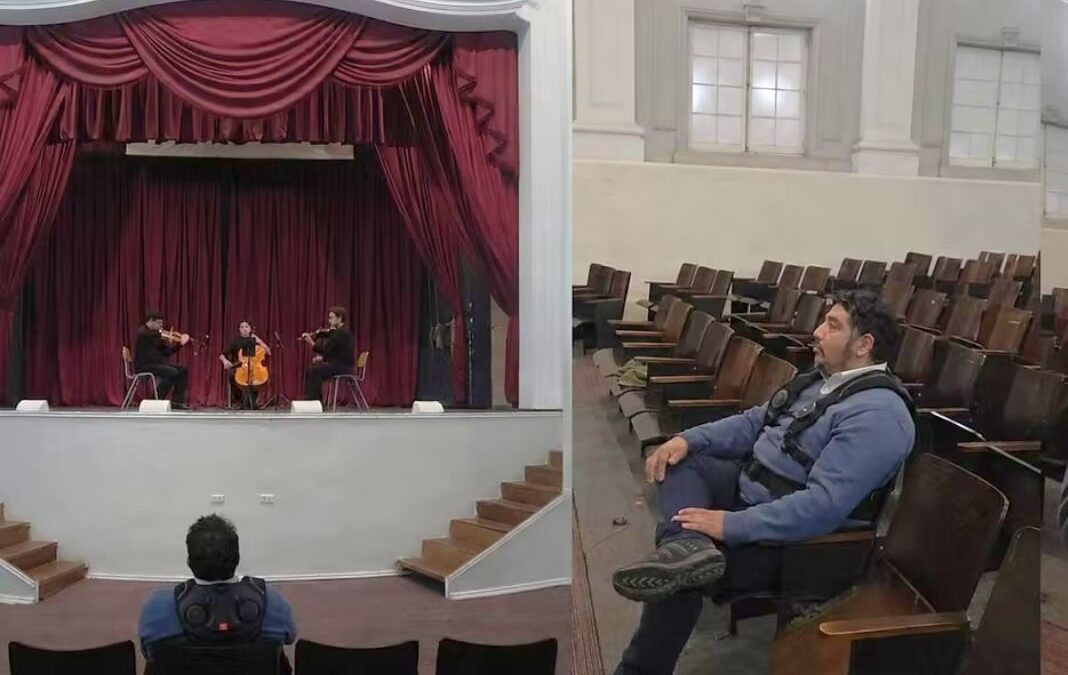 banda de violinistas y persona sorda siento la música con chaleco háptico