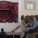 banda de violinistas y persona sorda siento la música con chaleco háptico