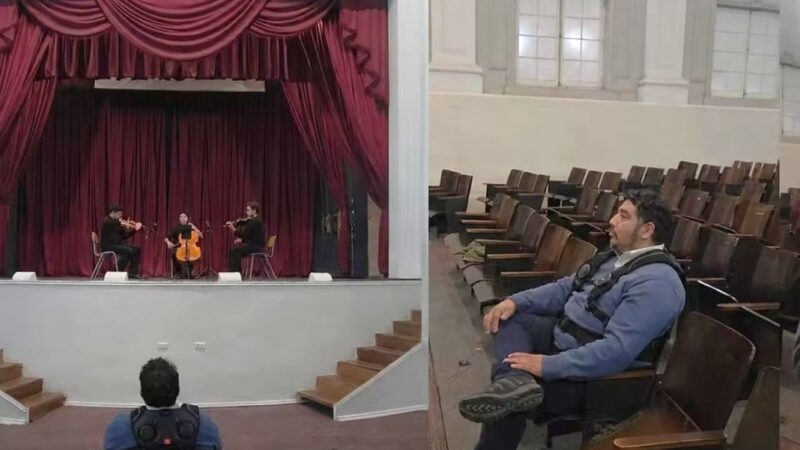 banda de violinistas y persona sorda siento la música con chaleco háptico