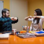 Un hombre y una mujer comunicándose en lengua de señas