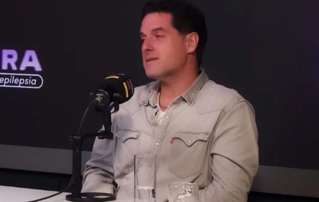 Hombre hablando frente a un micrófono