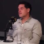 Hombre hablando frente a un micrófono