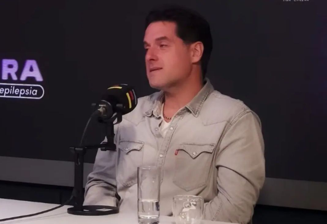 Hombre hablando frente a un micrófono