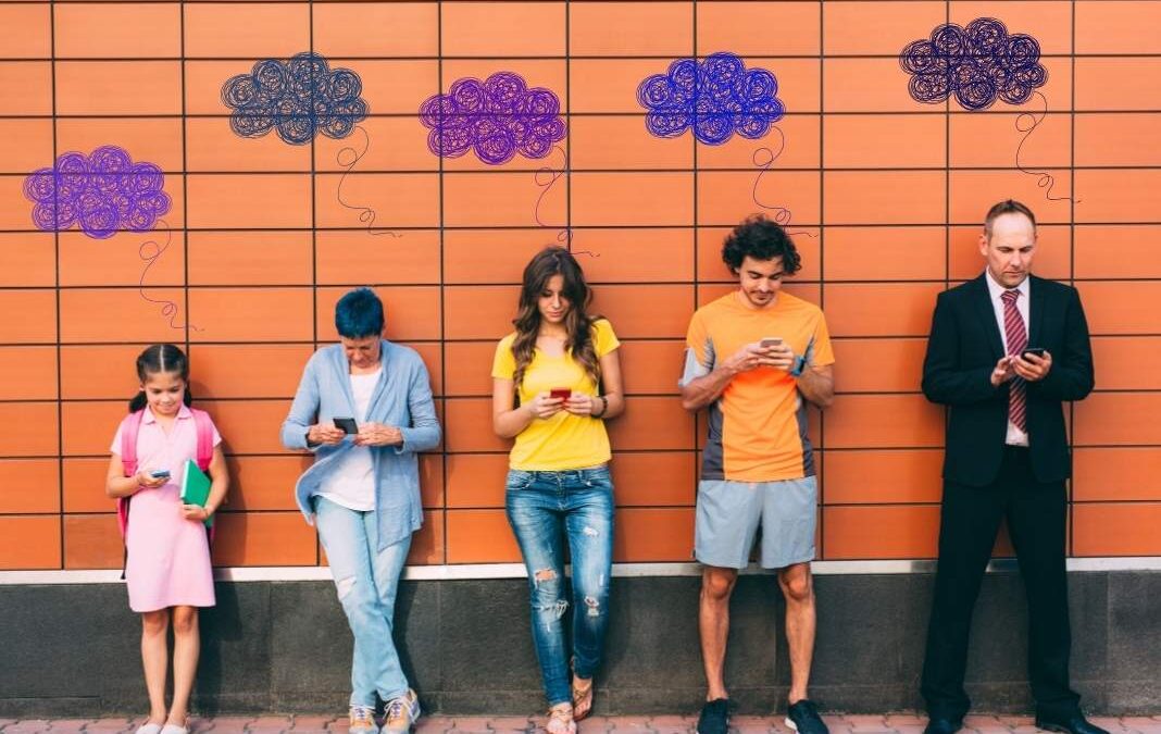 Niña, adolescente jóvenes y adulto mirando celular