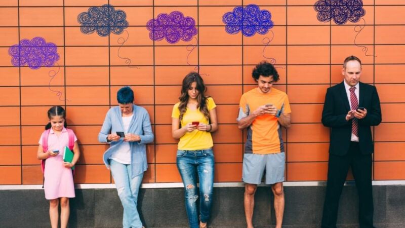 Niña, adolescente jóvenes y adulto mirando celular