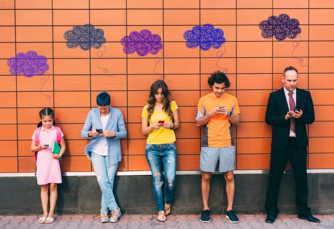 Niña, adolescente jóvenes y adulto mirando celular