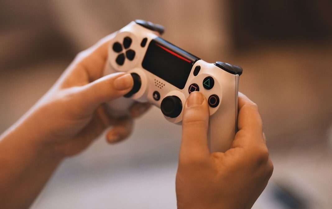 Manos con un joystick