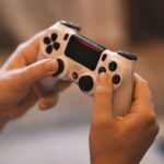 Manos con un joystick