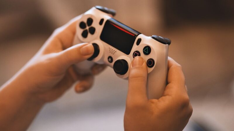 Manos con un joystick