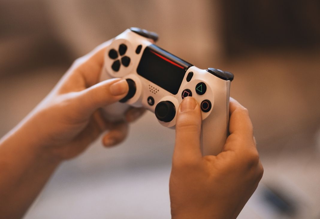 Manos con un joystick