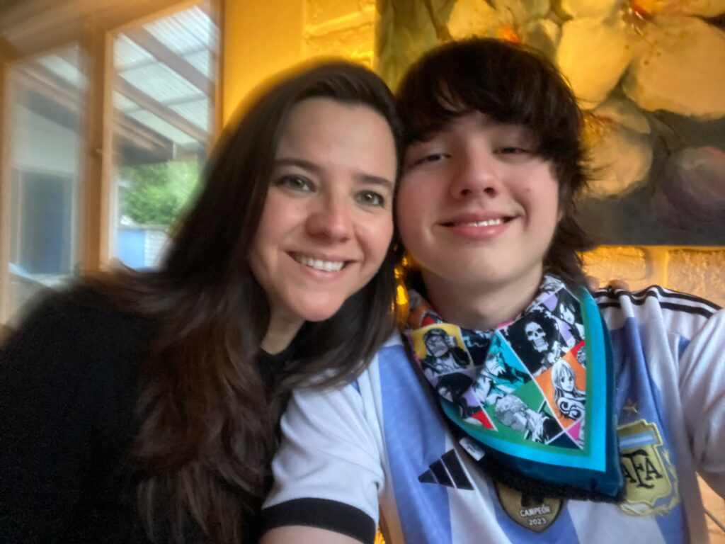 Mujer junto a su hijo ambos sonriendo