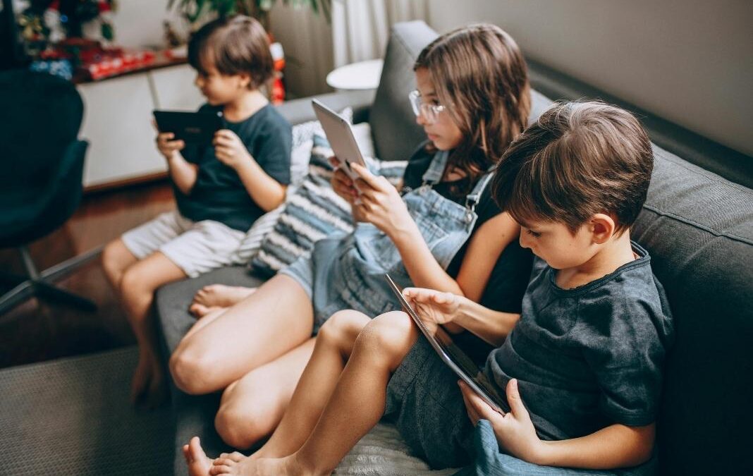 Dos niños y una niña con tablets en sus manos