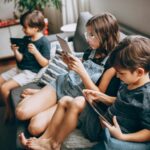 Dos niños y una niña con tablets en sus manos