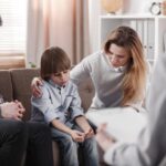 hombre, mujer y un niño en una consulta médica