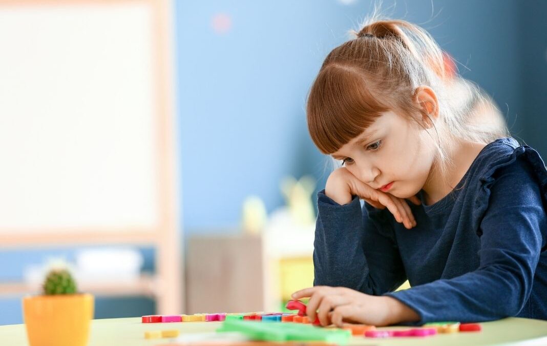 niña jugando triste