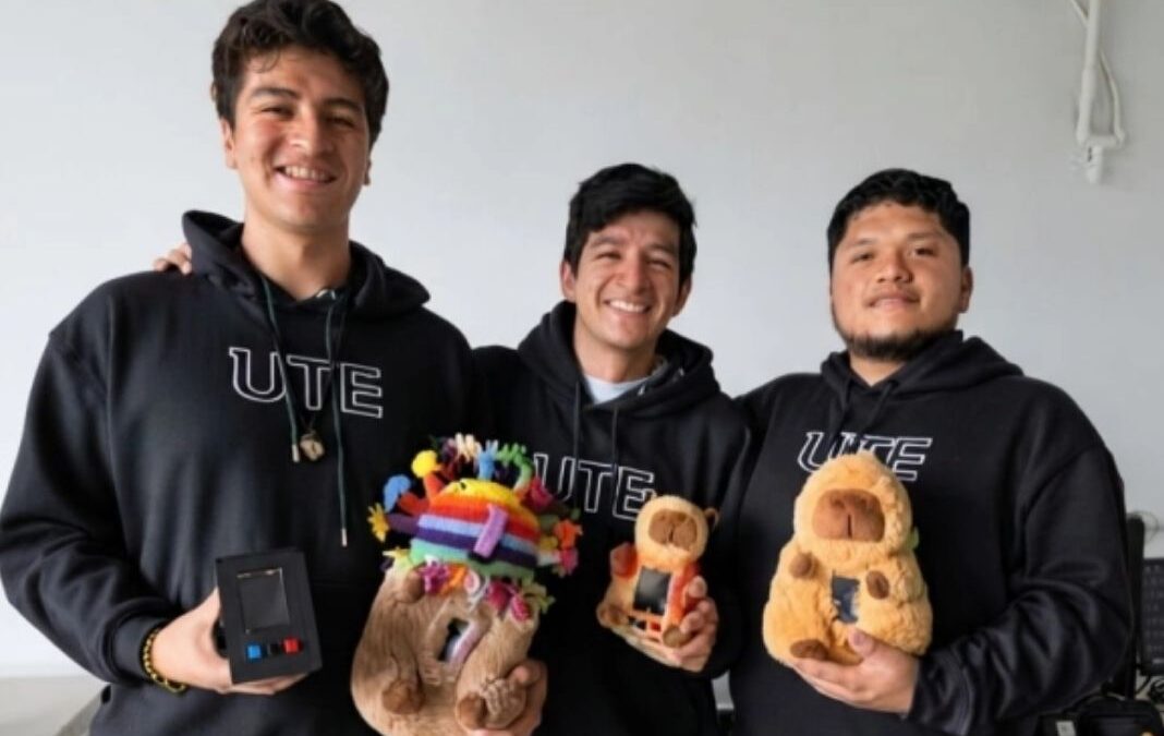 Tres jóvenes juntos a tres peluches de capibara