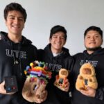 Tres jóvenes juntos a tres peluches de capibara