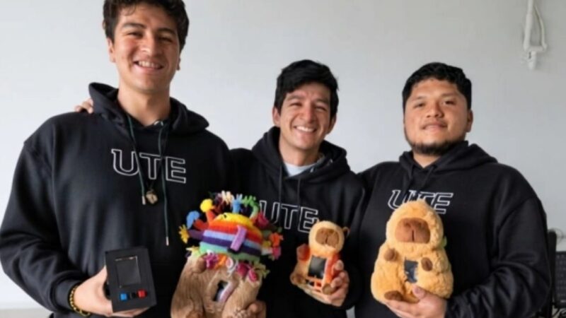 Tres jóvenes juntos a tres peluches de capibara