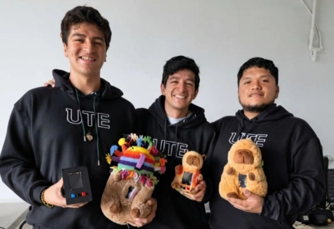 Tres jóvenes juntos a tres peluches de capibara