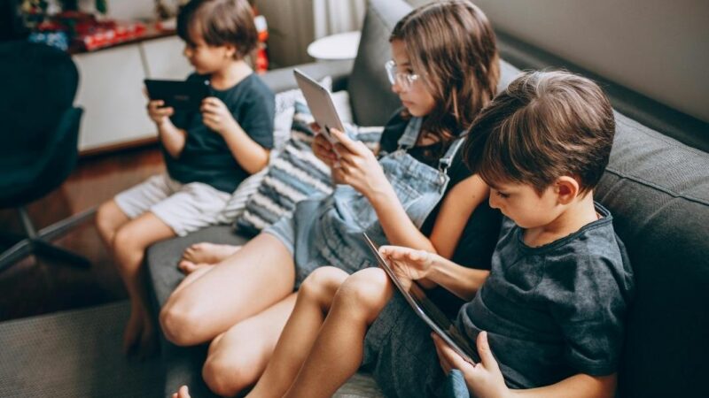 Dos niños y una niña con tablets en sus manos