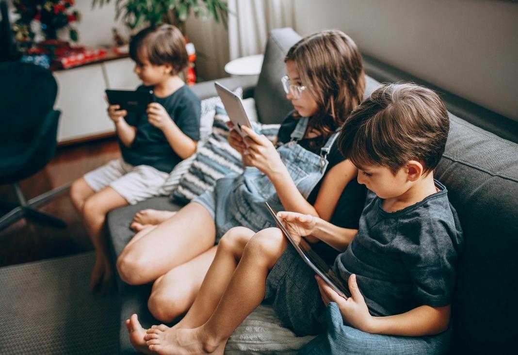 Dos niños y una niña con tablets en sus manos