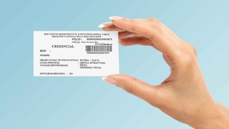 mano sujetando credencial de discapacidad