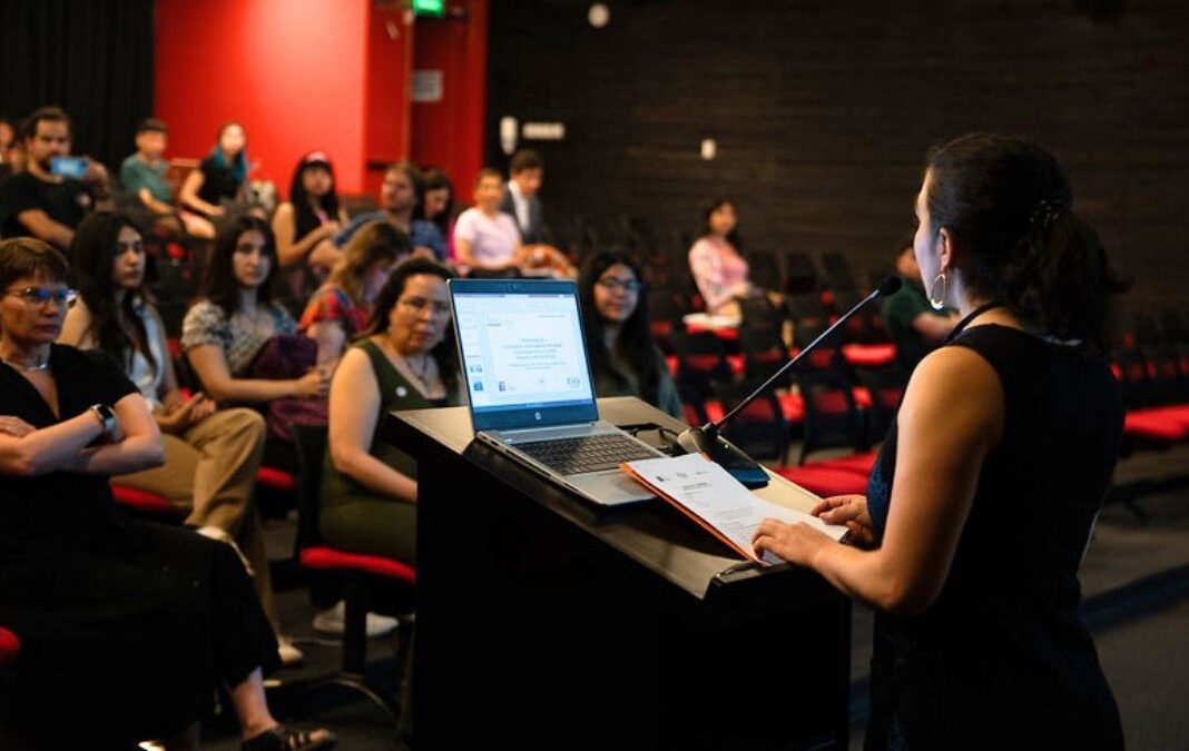 mujer hablando a un público que la observa