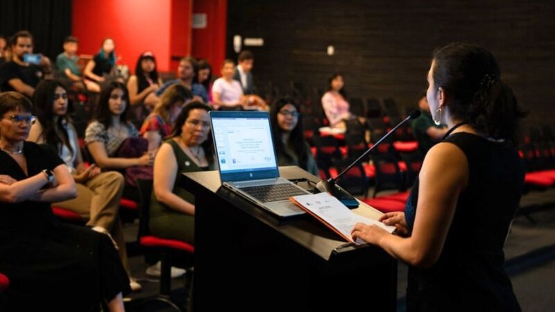 mujer hablando a un público que la observa