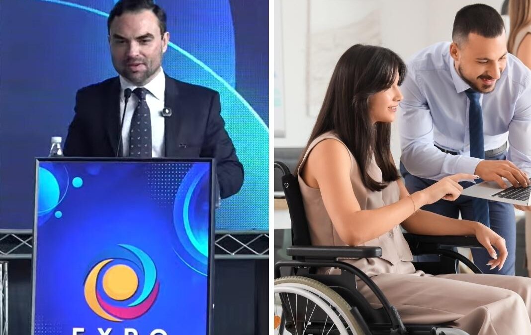 hombre exponiendo en podio de expo inclusión y mujer en silla de ruedas junto a un compañero de trabajo de pie a su lado