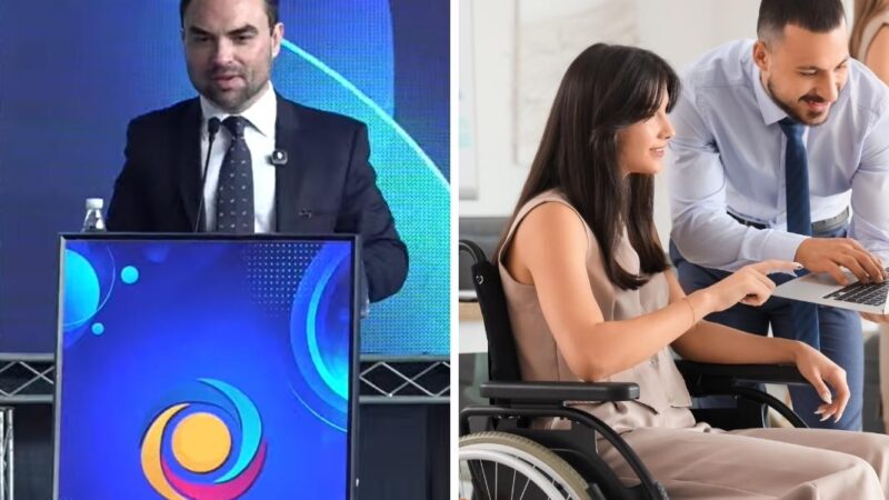 hombre exponiendo en podio de expo inclusión y mujer en silla de ruedas junto a un compañero de trabajo de pie a su lado