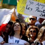 diversas personas marcha ley ricarte soto