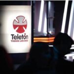 Logo teletón en una pantalla