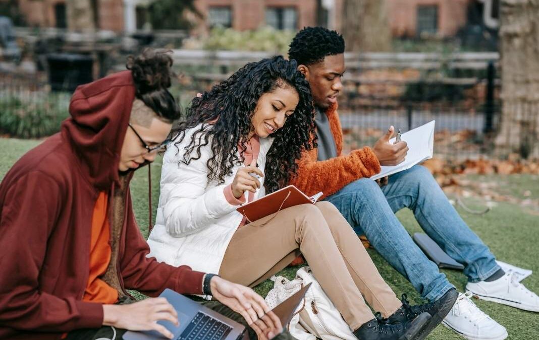tres jóvenes estudiando