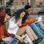 tres jóvenes estudiando
