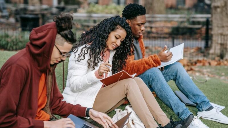 tres jóvenes estudiando