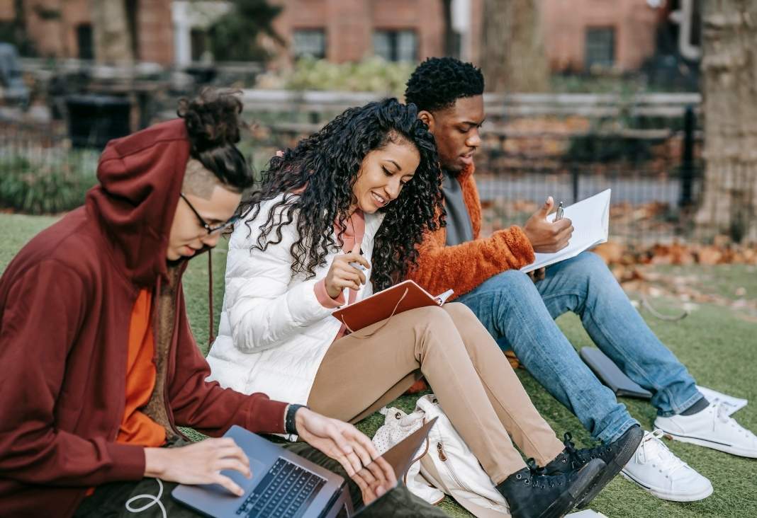 tres jóvenes estudiando