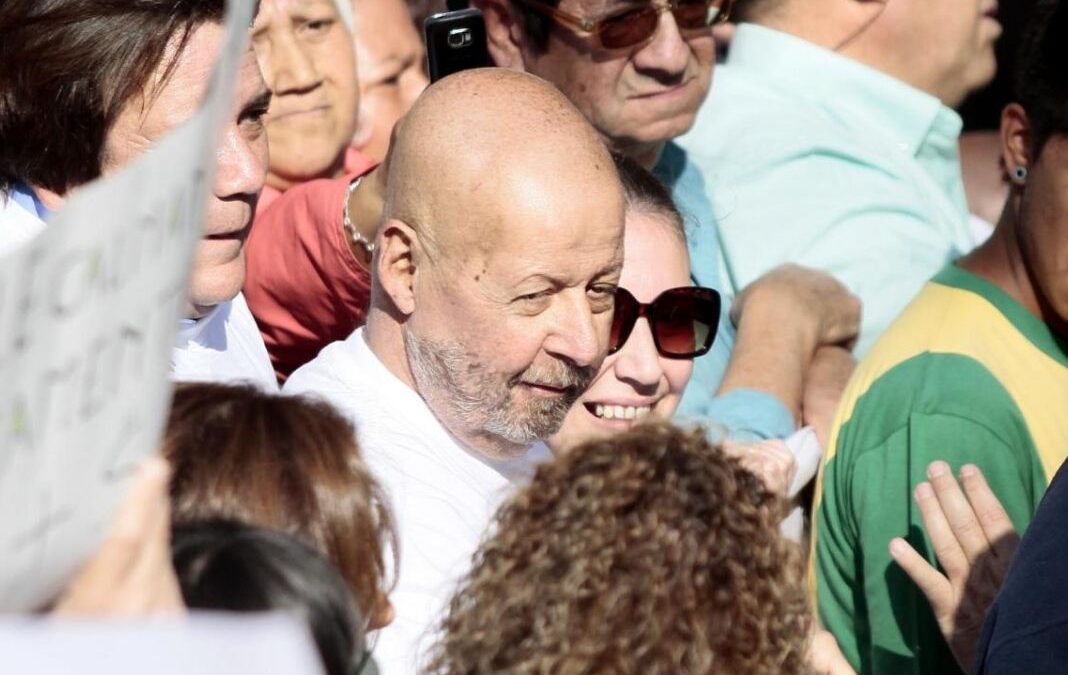 Ricarte Soto en medio de una marcha