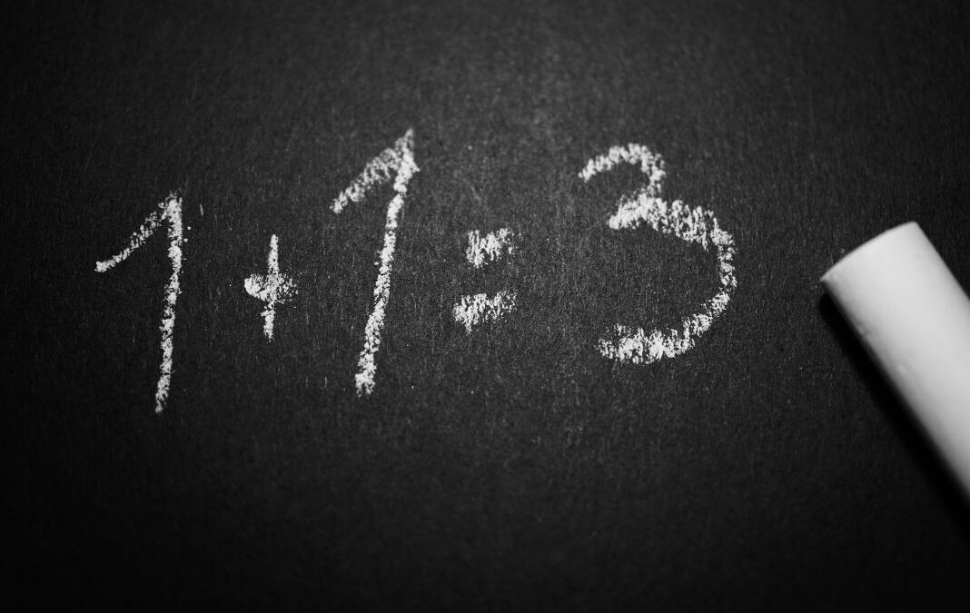 pizarra negra con letras blancas que dice 1+1=3