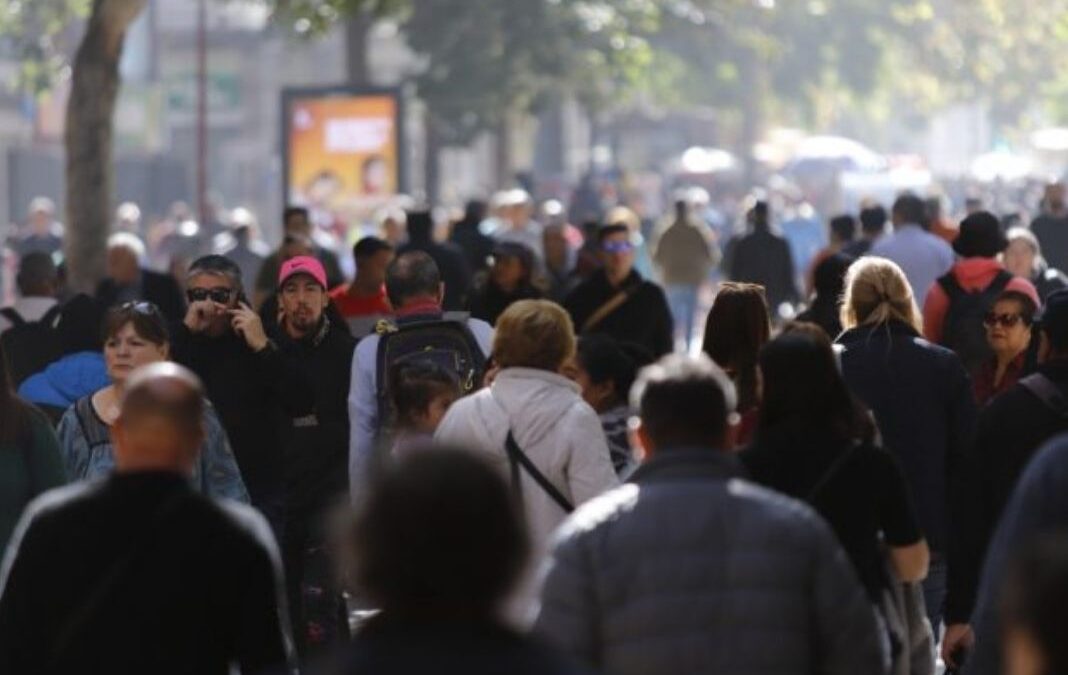 diversas personas en un paseo peatonal